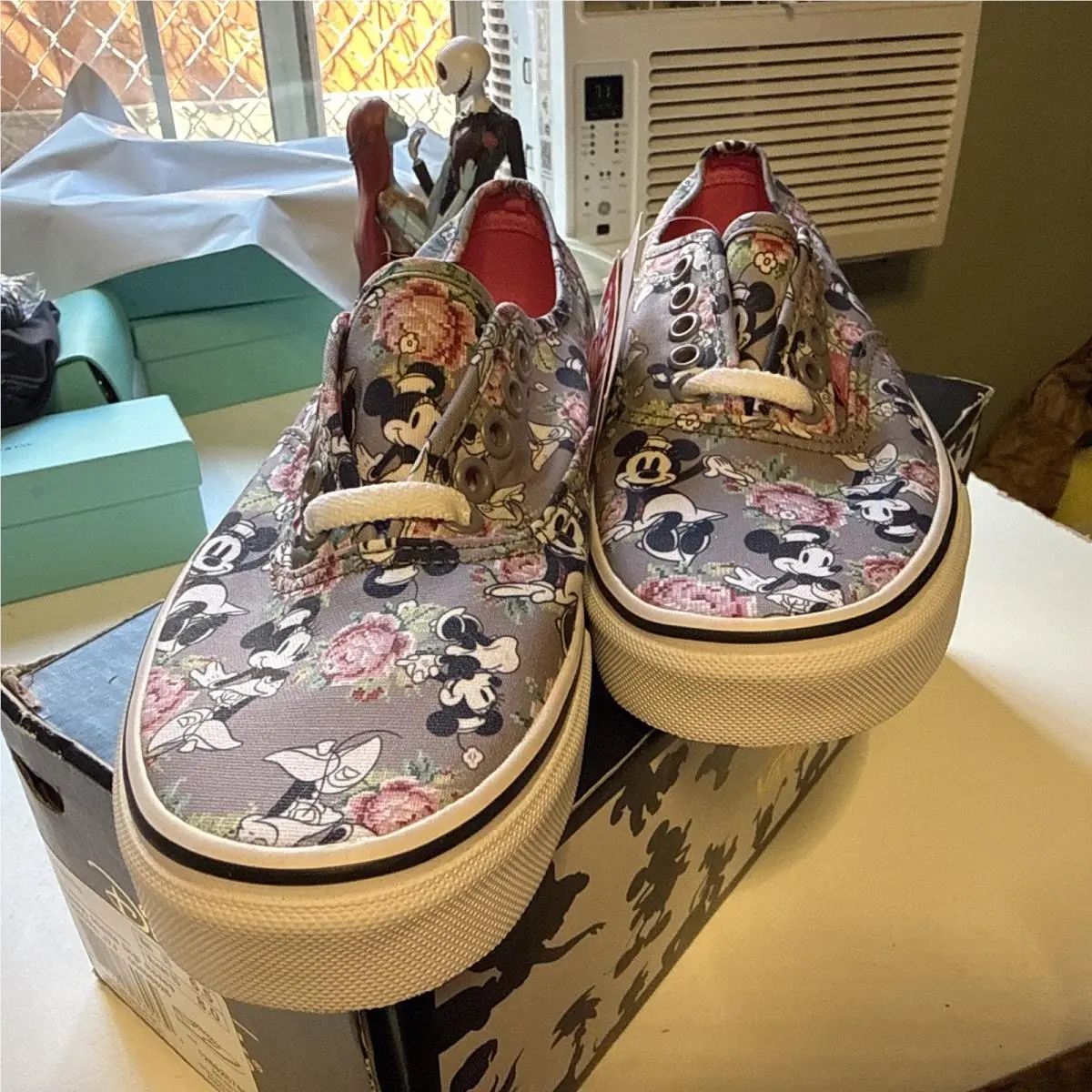Disney X  Minnie Mouse Digi Roses Classic Lace Up Shoes Womens 8.0 Rare by Vans
