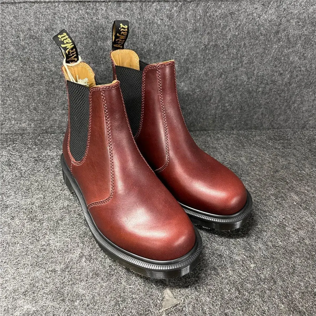 2976 Classic Calf Leather Chelsea Boots Unisex Size M6/W7 by Dr. Martens