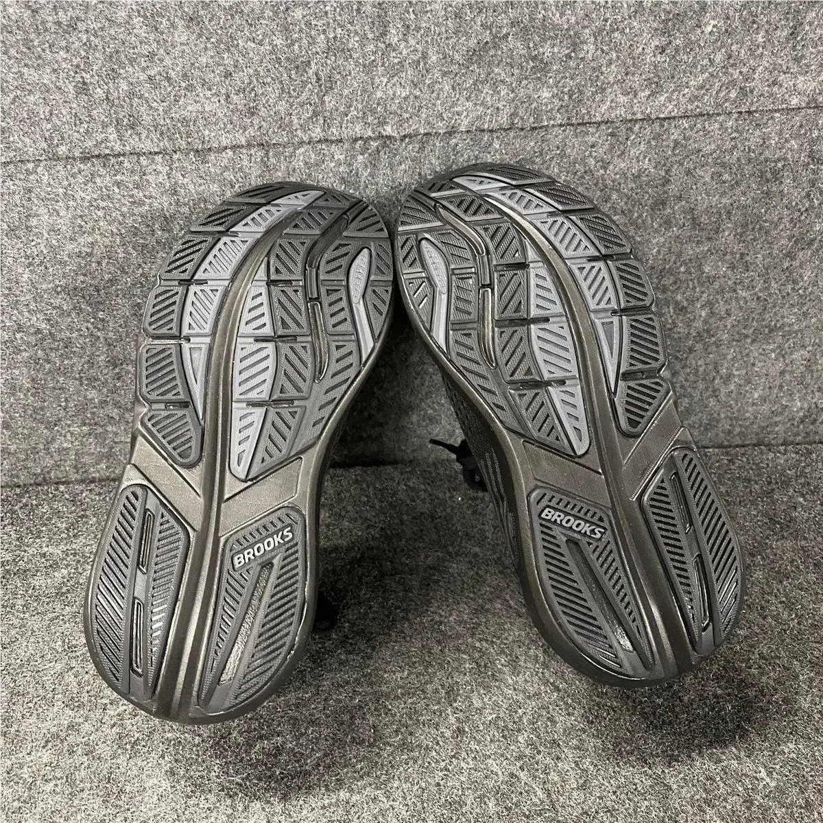 Brooks shoes - 1204571B020 - 1204571B020 - Black (UPC: 195394697407) 2