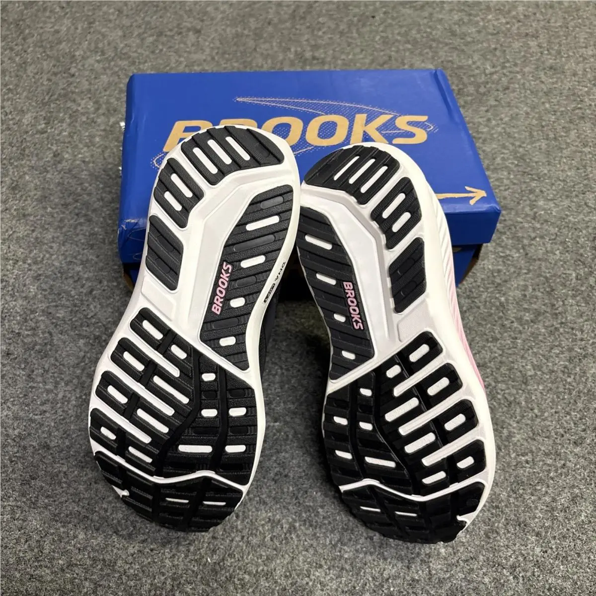 Brooks shoes - Brooks Anthem - Anthem - Black 3