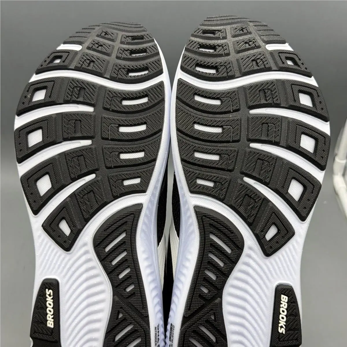 Brooks shoes - Brooks Ghost 18 - Ghost - 1104931D090 - Black (UPC: 0195394869378) 7