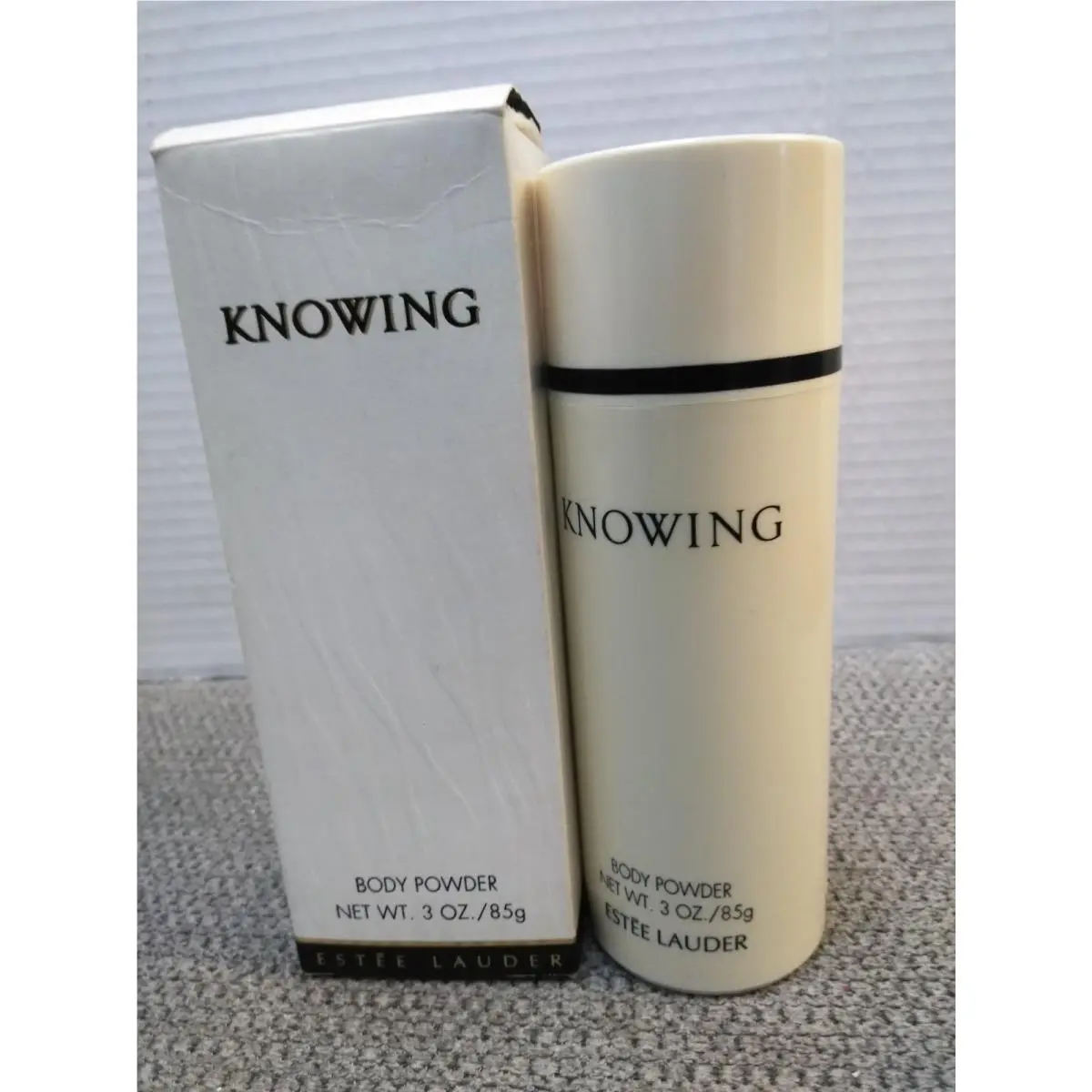 Vtg. Estee Lauder Knowing Perfumed Body Powder 3.OZ Ols Stock by Estée Lauder