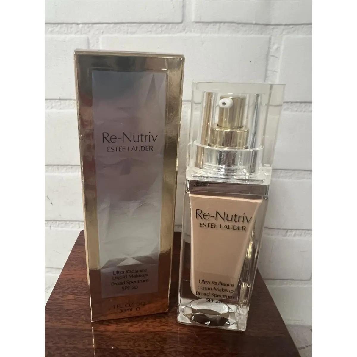 Estee Lauder Re-nutriv Ultra Radiance Liquid Makeup SPF20 Shade 3N2 Wheat 30g