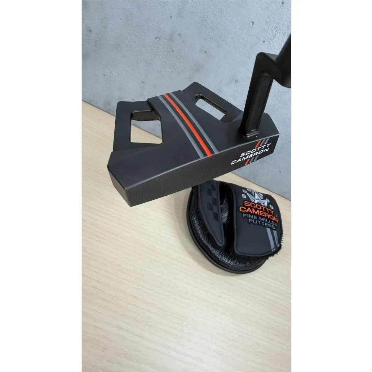 Scott  - Limited Release H24 Holiday Putter - Black (UPC: 0196665950351) 9