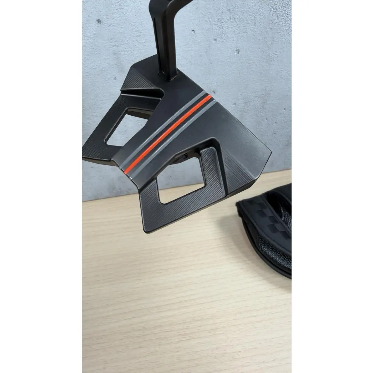 Scott  - Limited Release H24 Holiday Putter - Black (UPC: 0196665950351) 20
