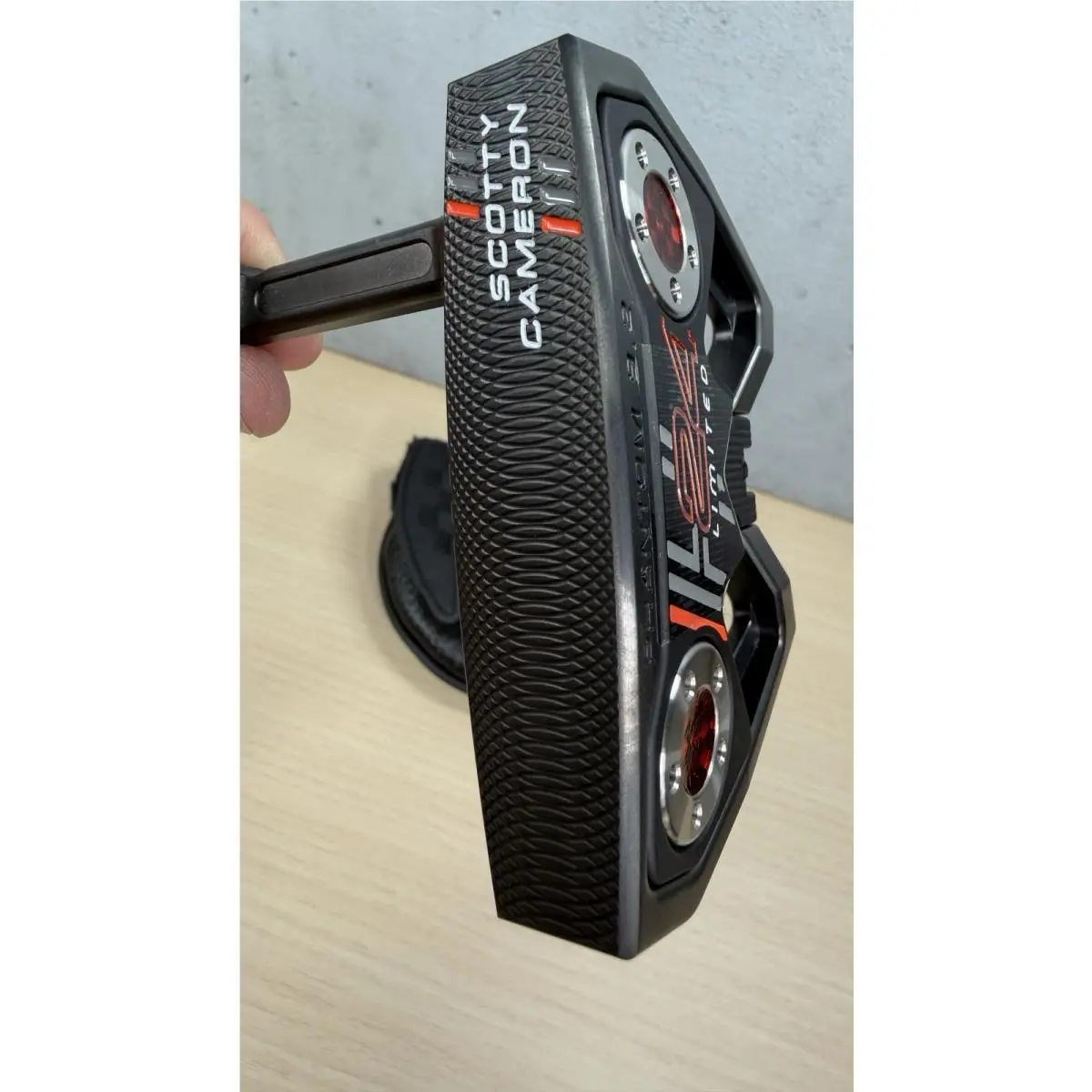 Scott  - Limited Release H24 Holiday Putter - Black (UPC: 0196665950351) 4