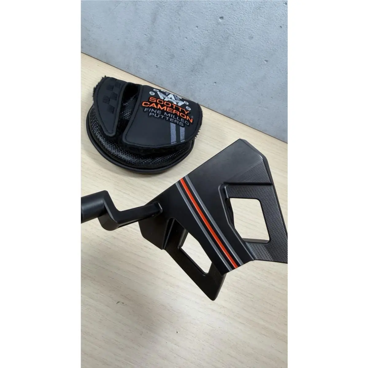 Scott  - Limited Release H24 Holiday Putter - Black (UPC: 0196665950351) 21