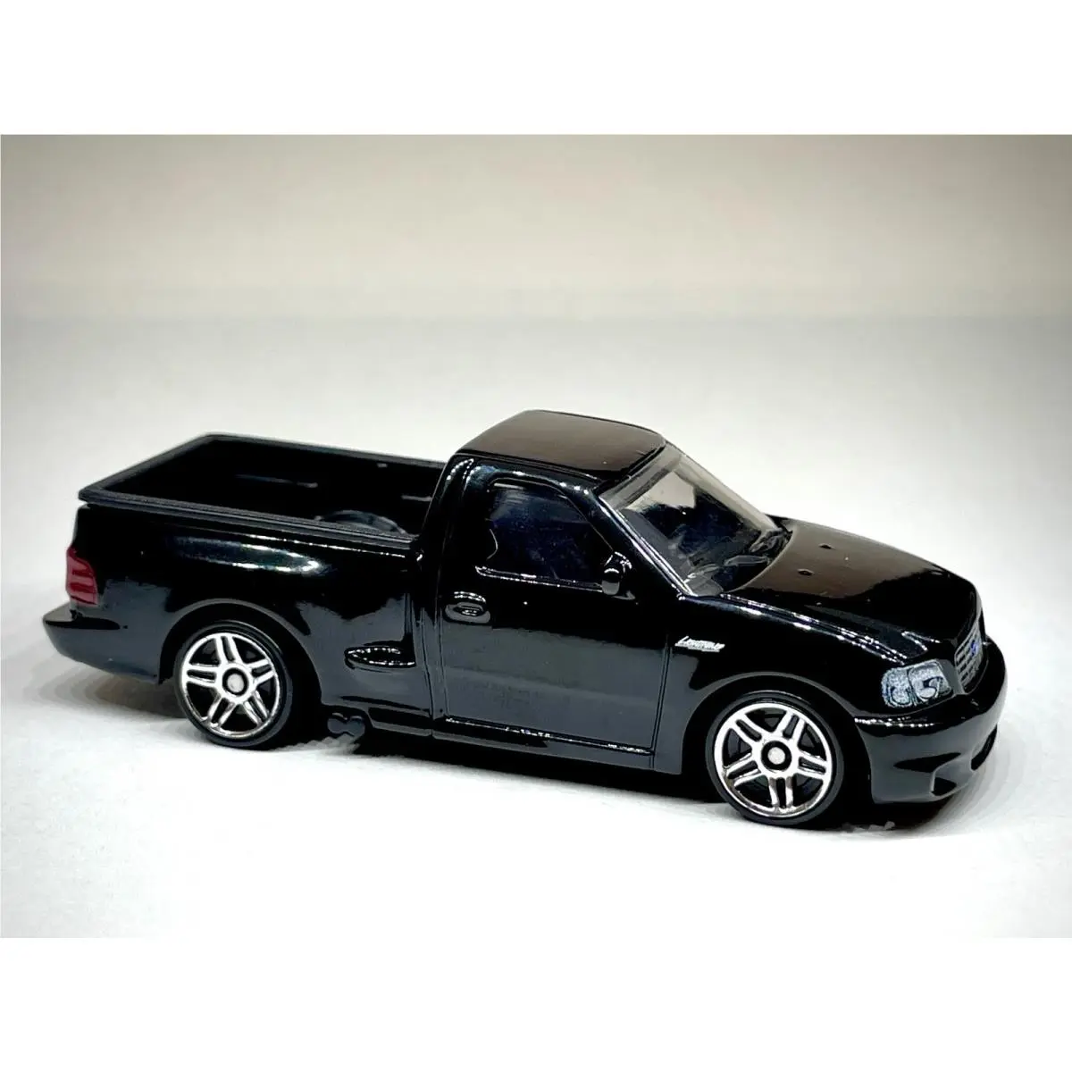 Hot Wheels Custom Made Die-cast Metal - `99 Ford F-150 Svt Lightning