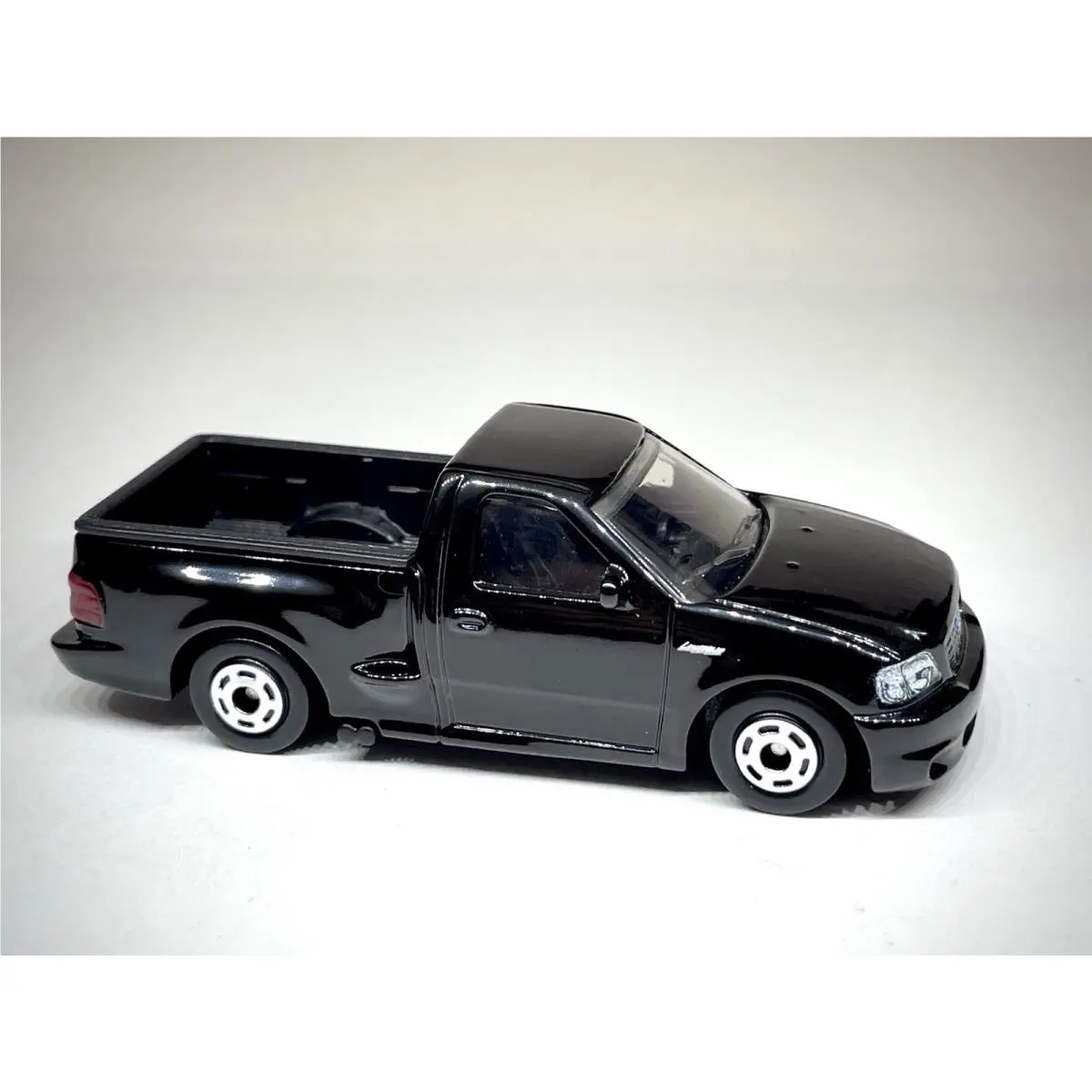 Hot Wheels Custom Made Metal Base - `99 Ford F-150 Svt Lightning Hot Ones