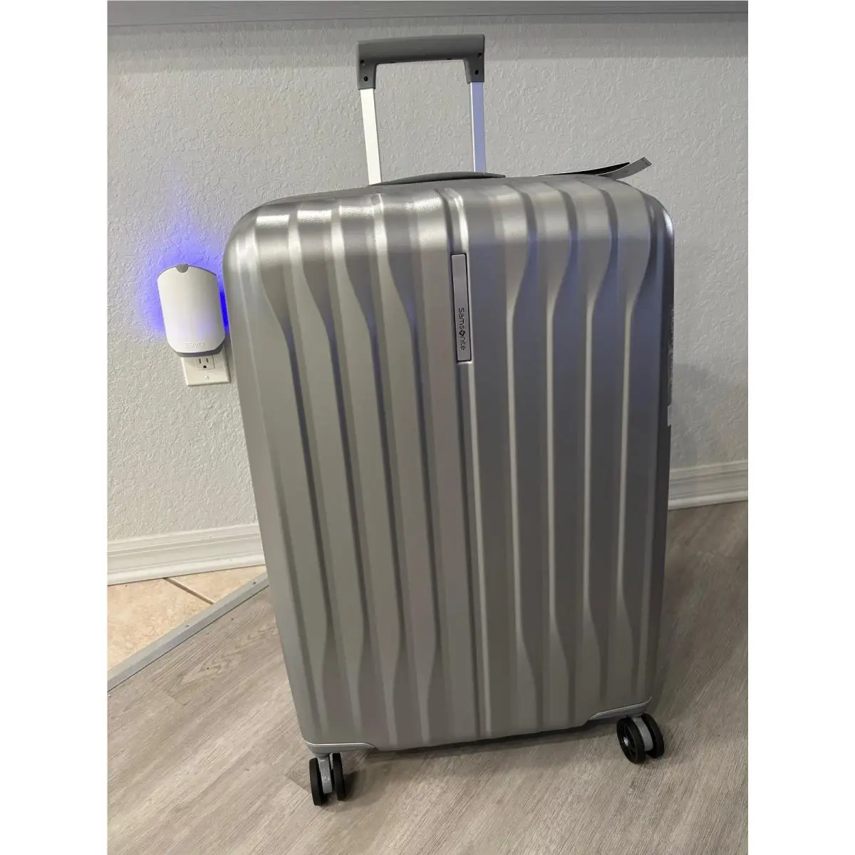 Samsonite Uplift HS Large Check-in Spinner Color: Silver