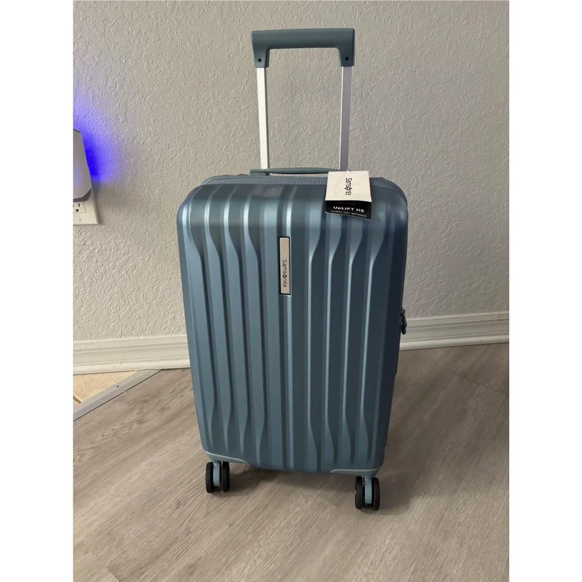 Samsonite Uplift HS 22 Carry-on Spinner Color: Elemental Blue