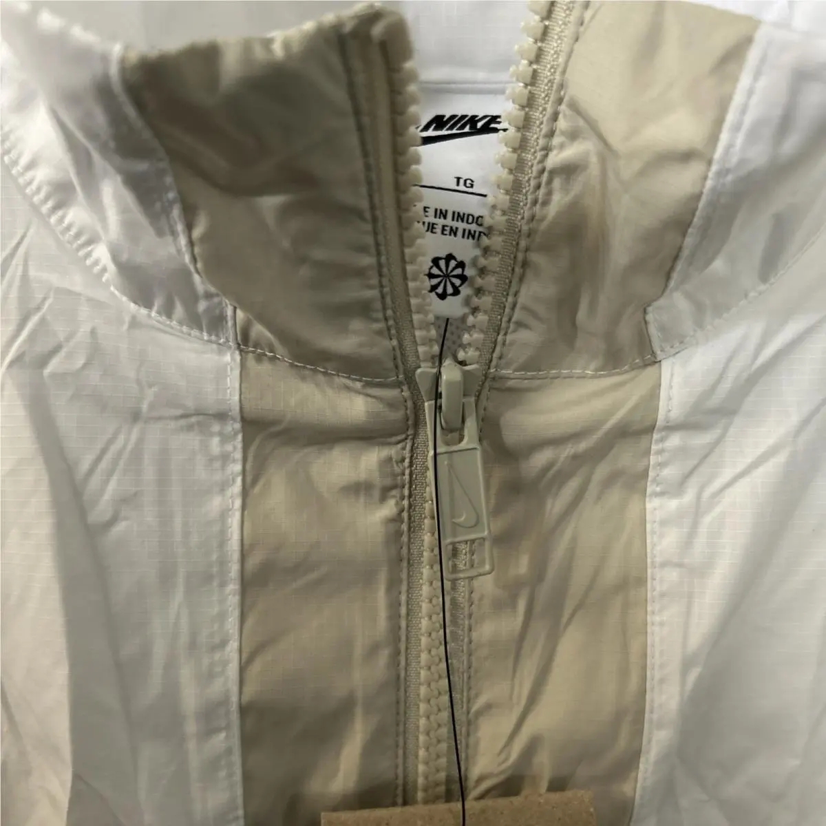 Nike clothing - White (UPC: 0195870089146) 1