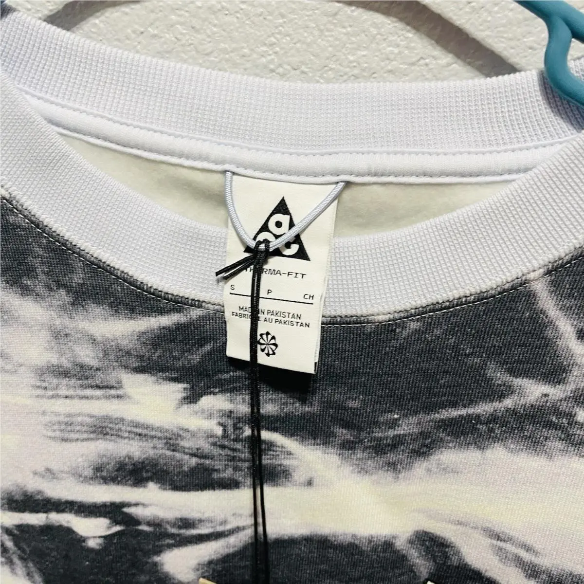 Nike clothing - Light Menta/Summit White (UPC: 0196604460361) 3