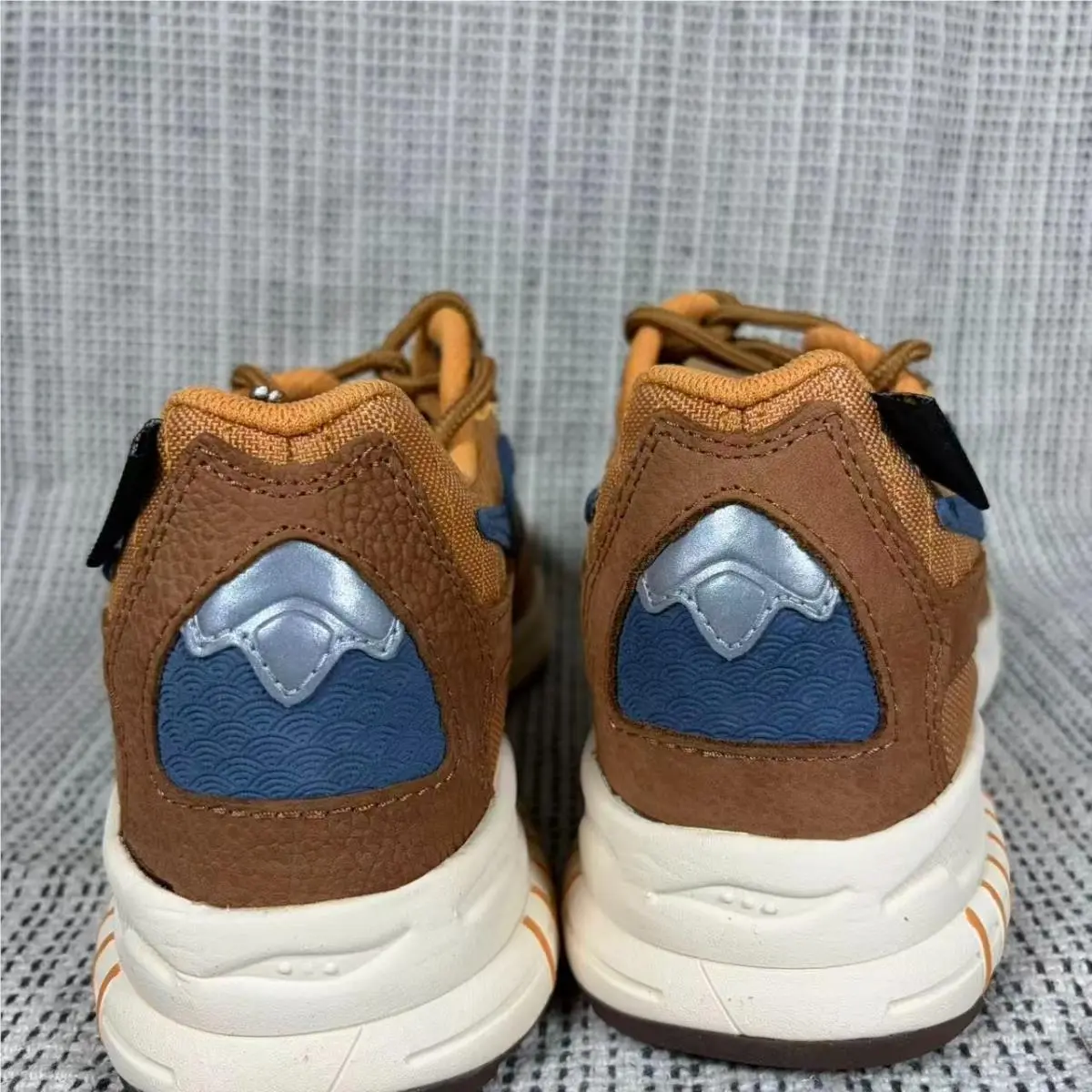 Saucony shoes - Saucony 3D Grid Hurricane - Grid Hurricane - S70742-1 - Brown 22