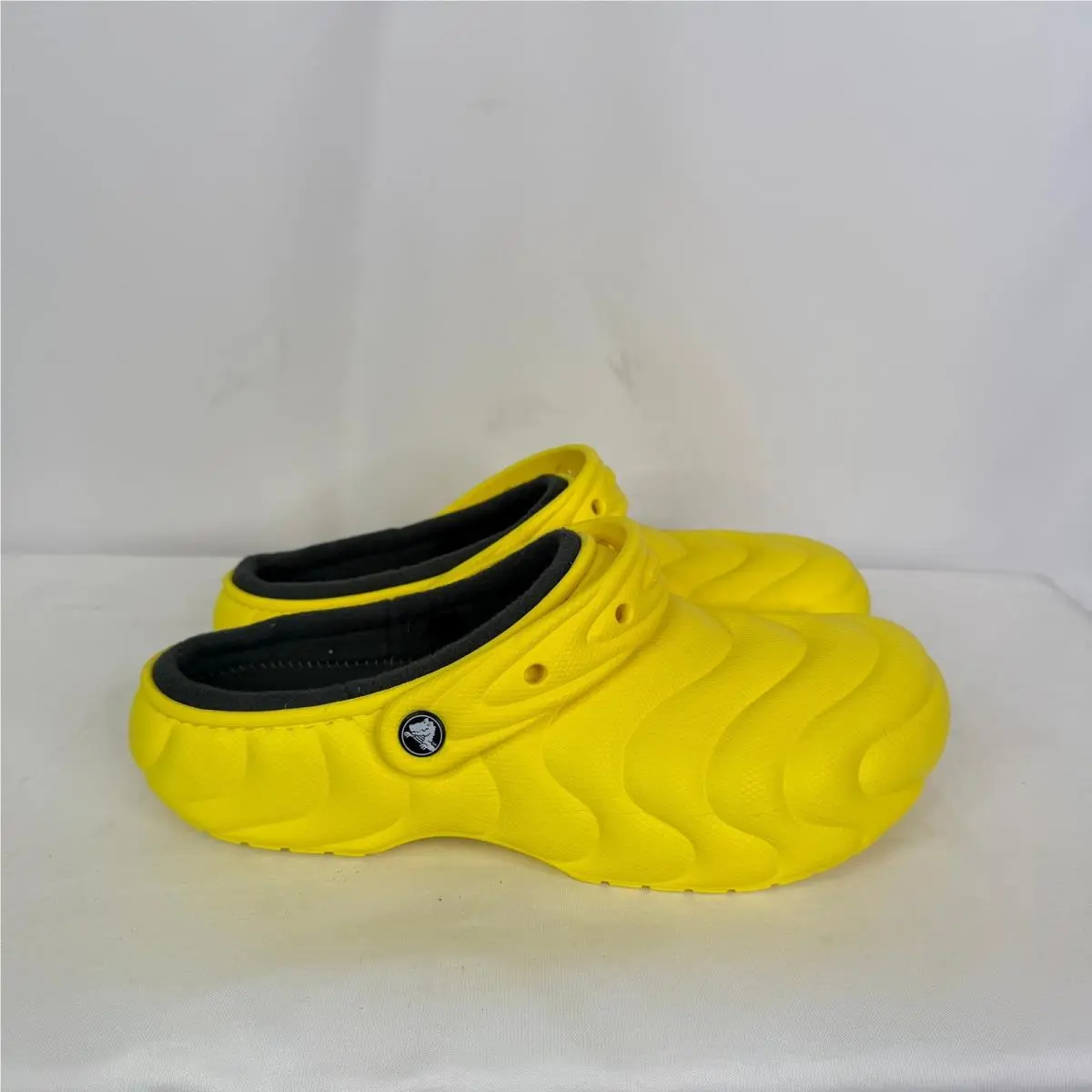 Crocs shoes - Classic Lined Overpuff Clog - Classic Lined Overpuff Clog - Yellow 2