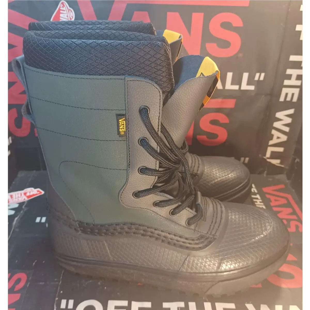 Men`s 8.5/Women`s 10 Unexplored Standard Snow Mte Boots Green Grey Black by Vans
