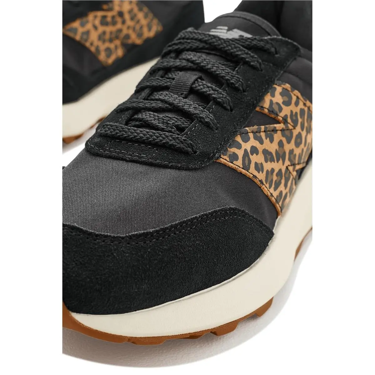 New Balance shoes - Black/Gum 4