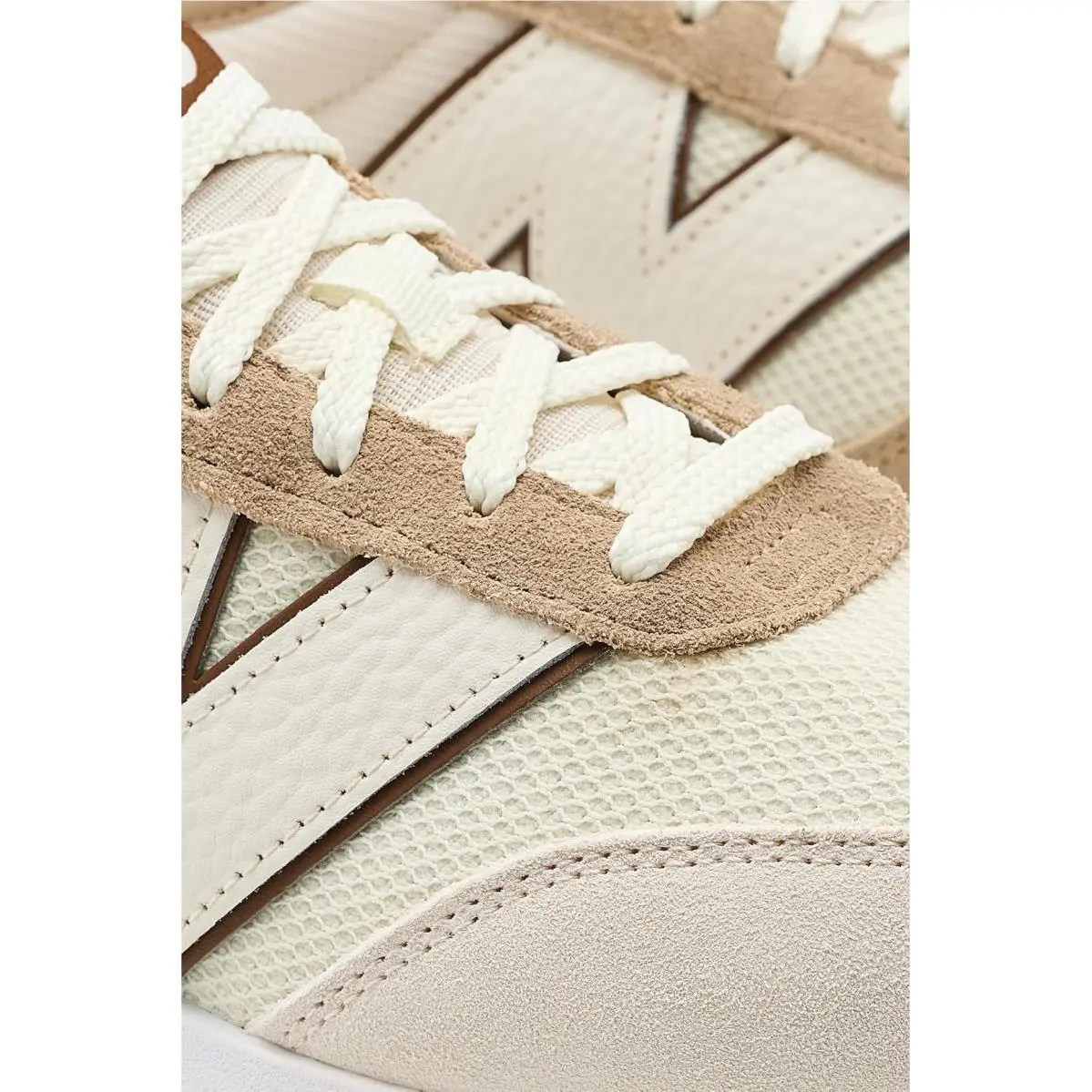 New Balance shoes - Black/Gum 32