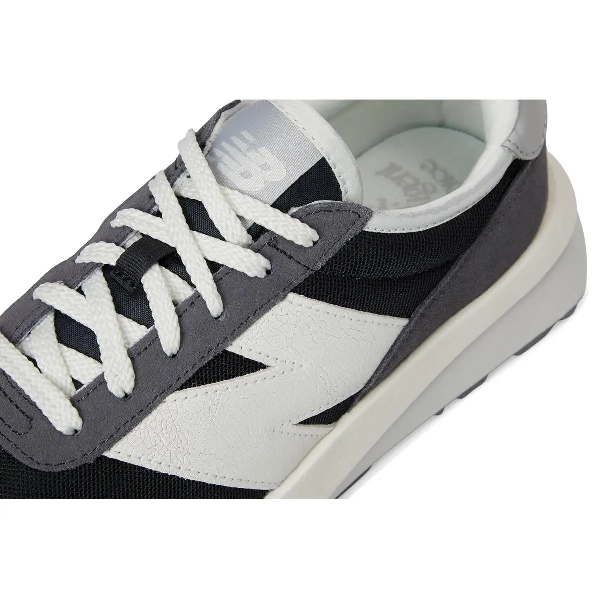 New Balance shoes - Black/Gum 60