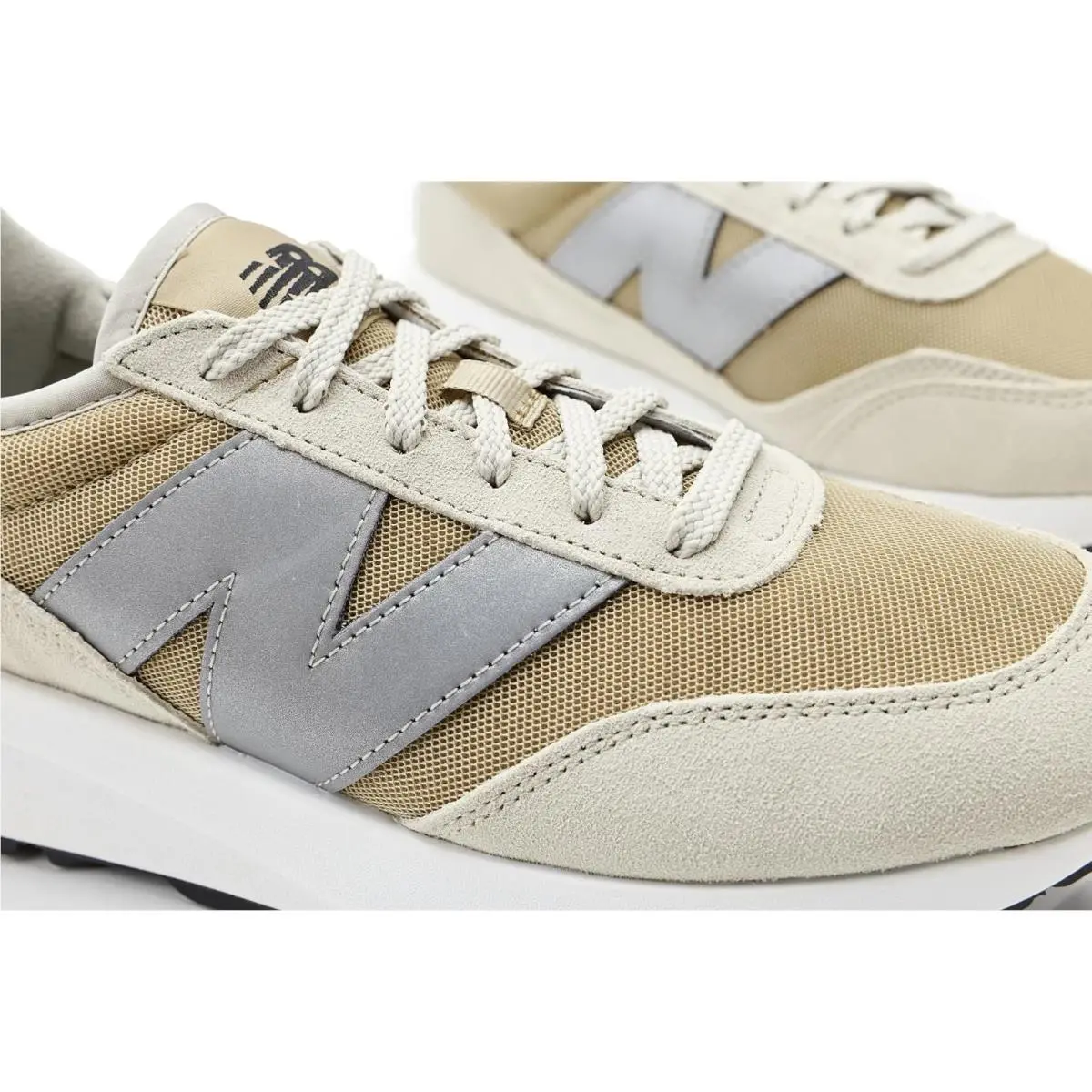 New Balance shoes - Black/Gum 81