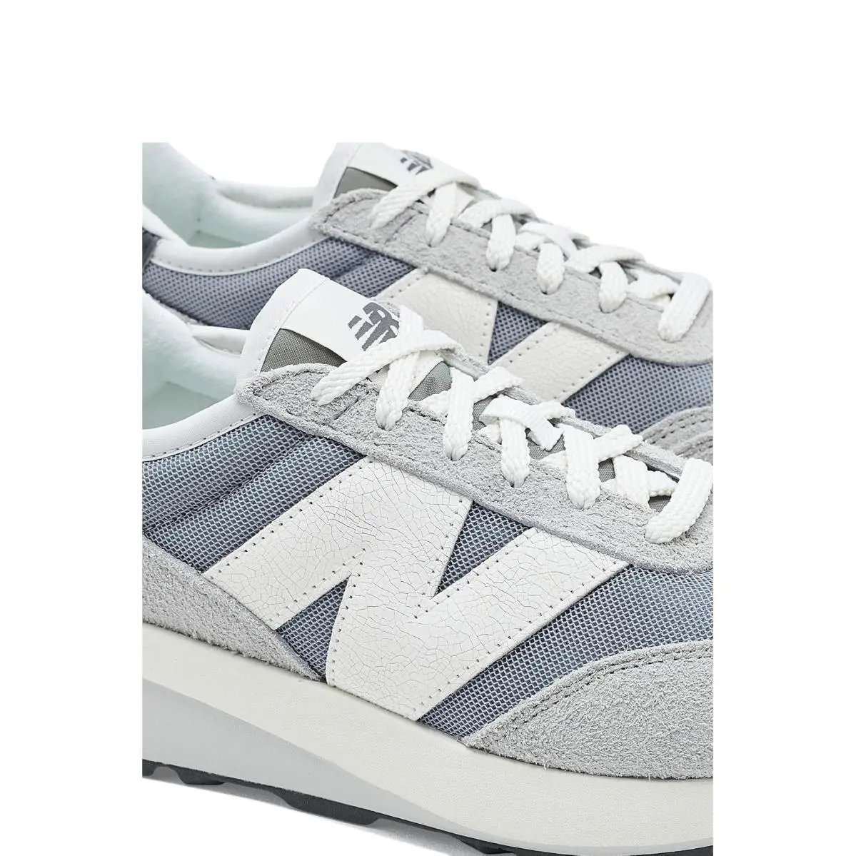 New Balance shoes - Black/Gum 25
