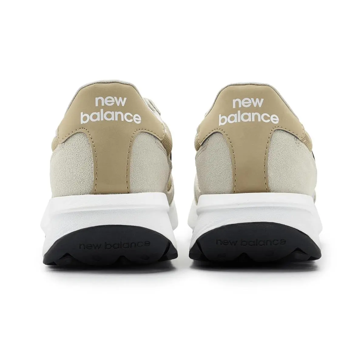 New Balance shoes - Black/Gum 82