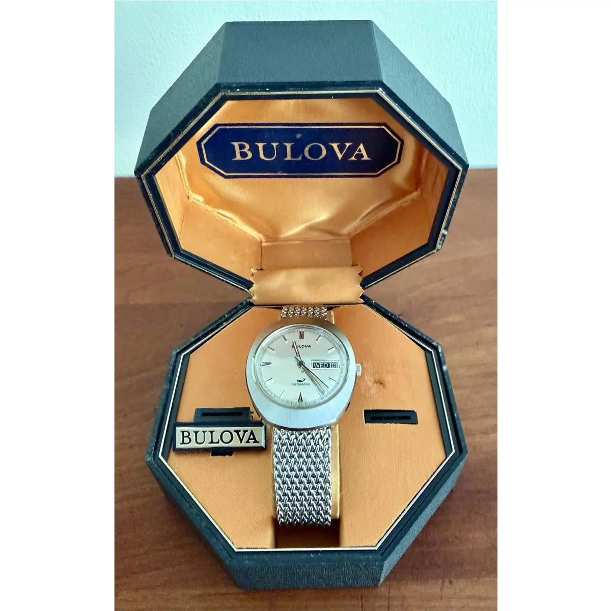 Vintage 1971 Man’s  Whale Automatic Mesh Bracelet Silver Dial Box Cla’d by Bulova