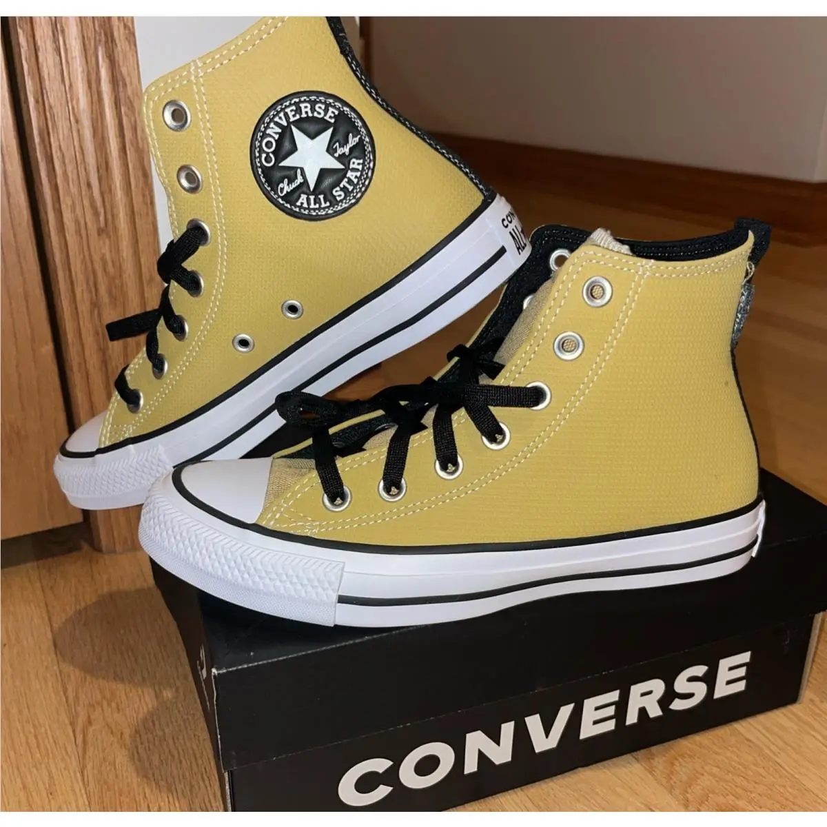 Chuck Taylor All Star Leather High Top  Men’s Size 4.5 Women’s 6.5 Shoes by Converse