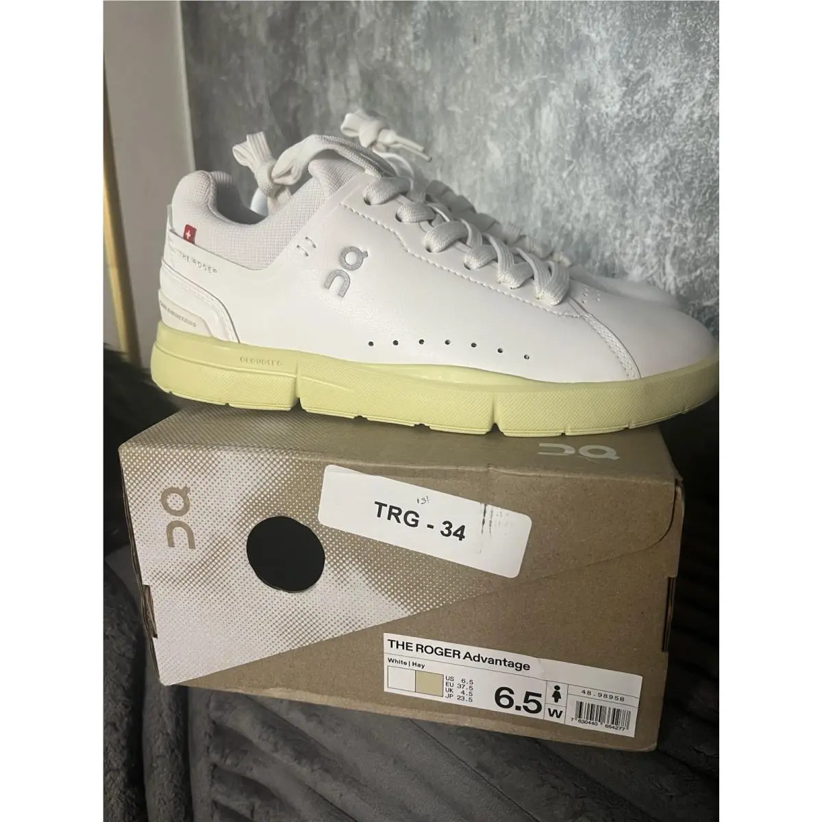 On Running The Roger Advantage Women’s 6.5 White Hay Cloudtec Sneakers