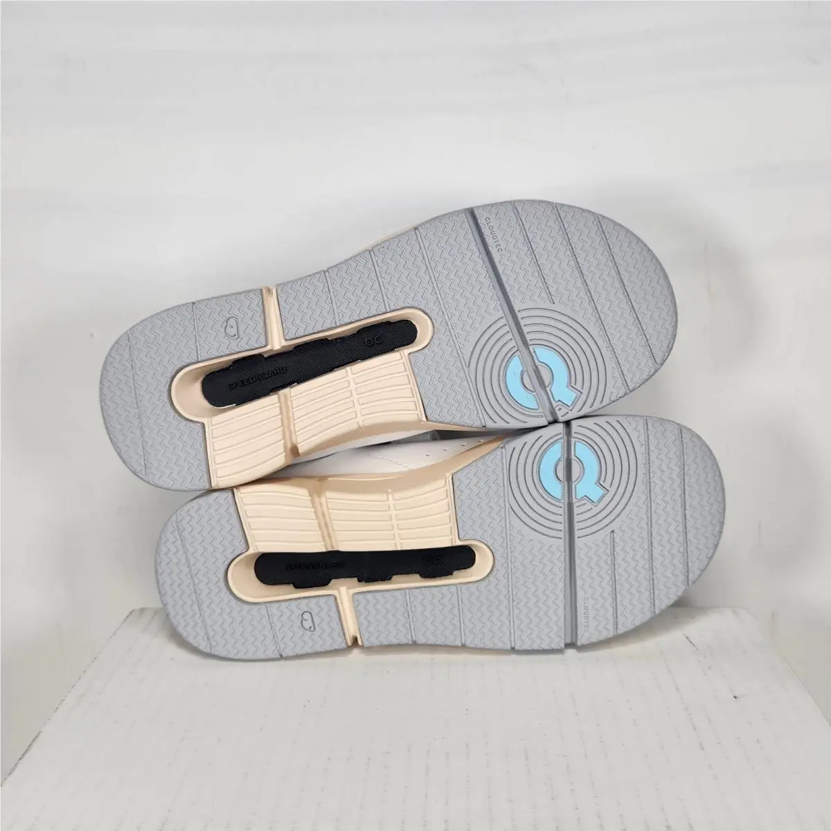 On-Running shoes - The Roger Kids - The Roger Kids - White 3