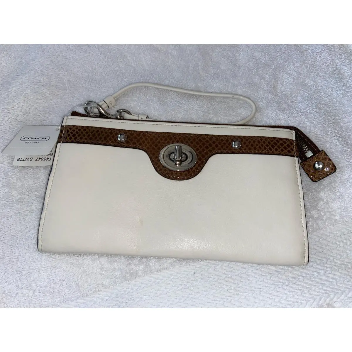 Penelope Leather Zippy Wristlet F45647 Wrist Wallet Sv/white/nutmeg by Coach