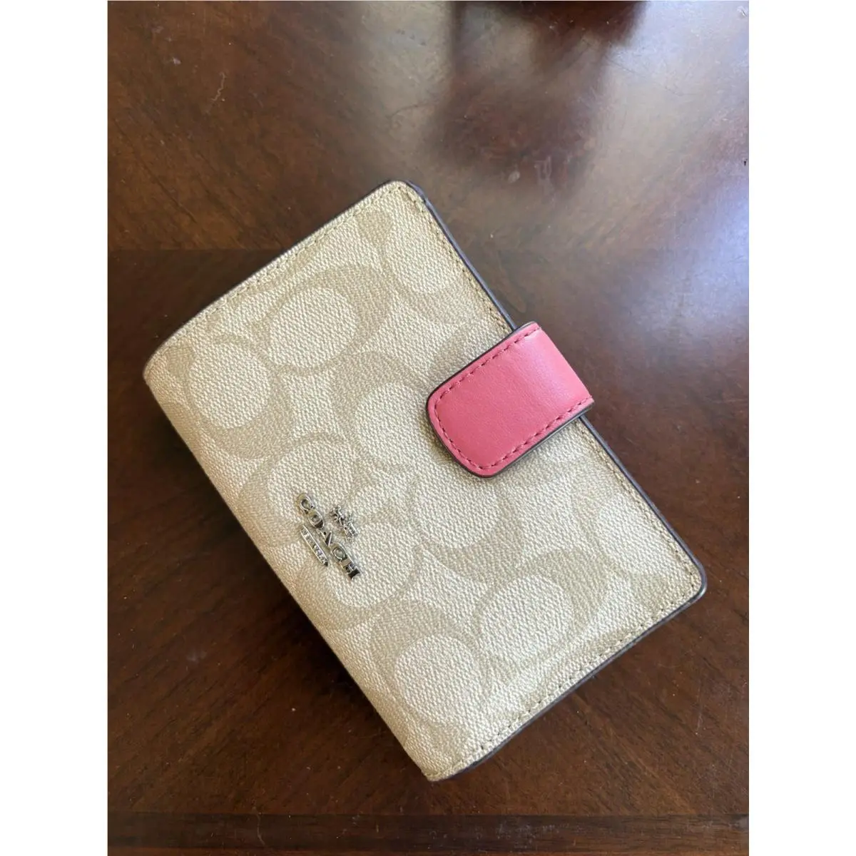 Medium Corner Zip Wallet Light Khaki /strawberry F54023 by Coach