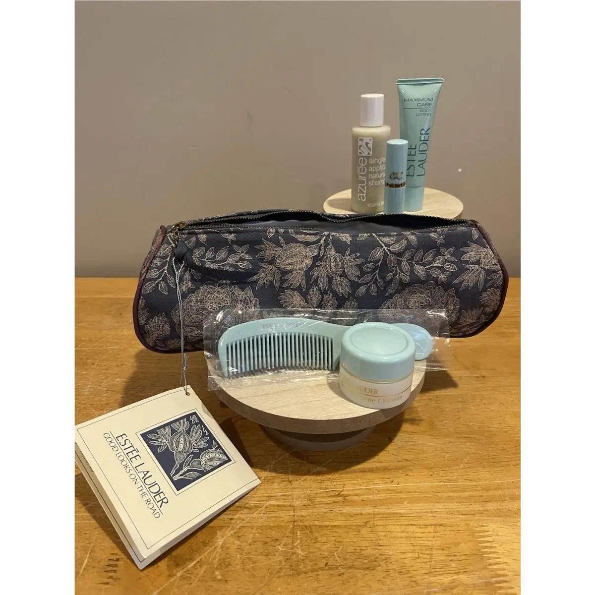 Good Looks On Road Kit Azure Shampoo Re-nutriv Lipstick Cleanser by Estée Lauder