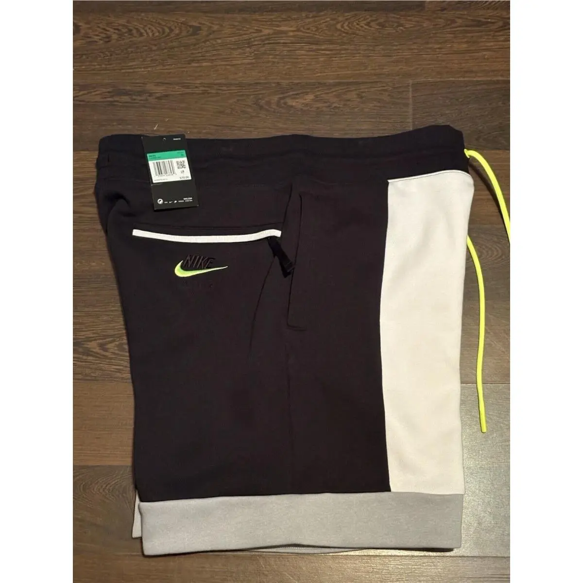 Nike clothing - Red/White/Black (UPC: 193154922769) 2