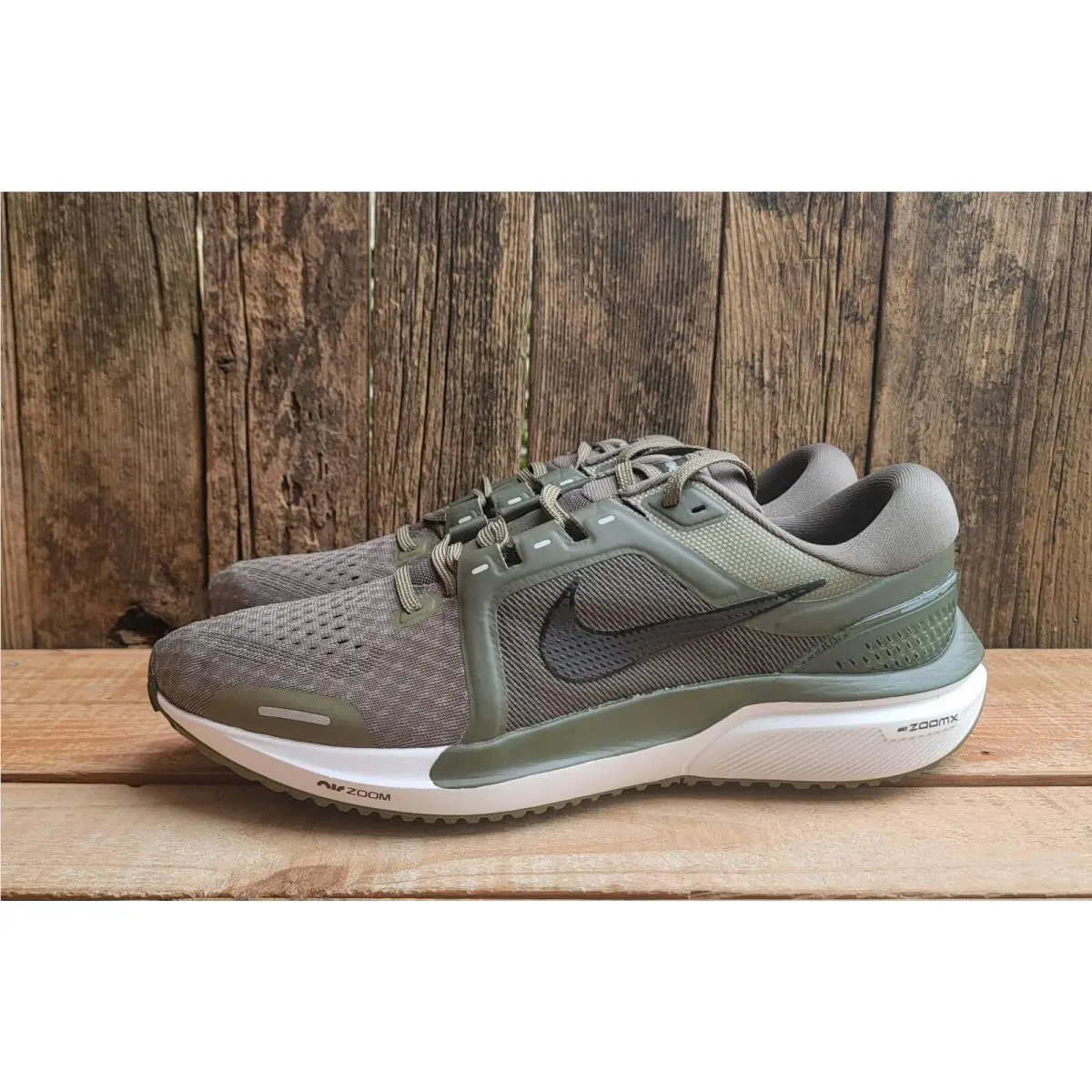 Nike Air Zoom Vomero 16 Men`s Size 11 Olive Green Black Running Shoes DA7245-200