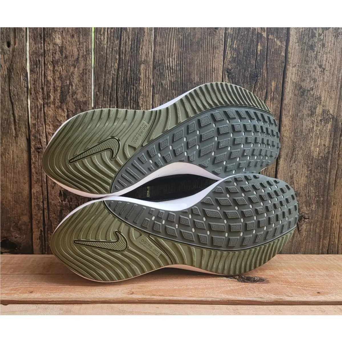 Nike shoes - Nike Air Zoom Vomero 16 - DA7245-200 - Green 3