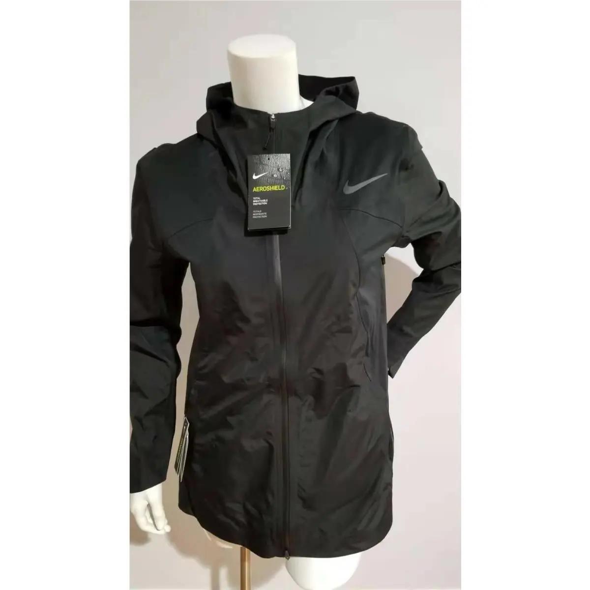 Women`s  Aeroshield Running Jacket Black Size S Retail Price by Nike