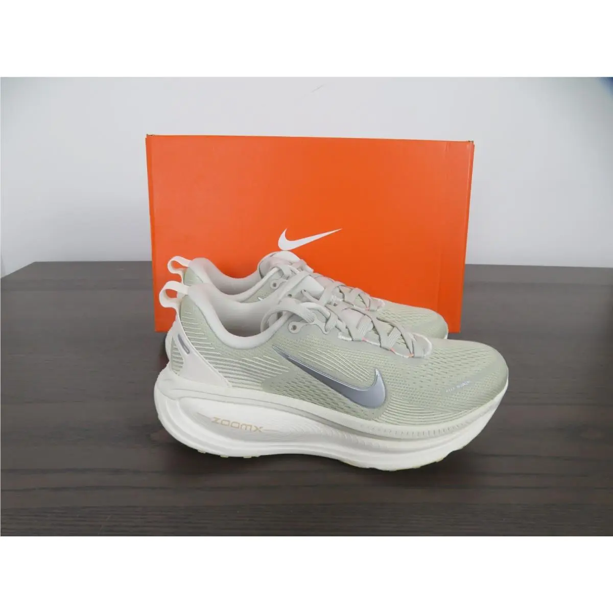 Nike Vomero 18 Womens 7.5 Light Bone Metallic Silver Running Shoes HM6804-012
