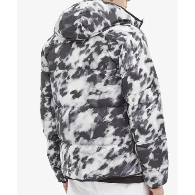 Nike clothing - Black and White (UPC: 194494631519) 2