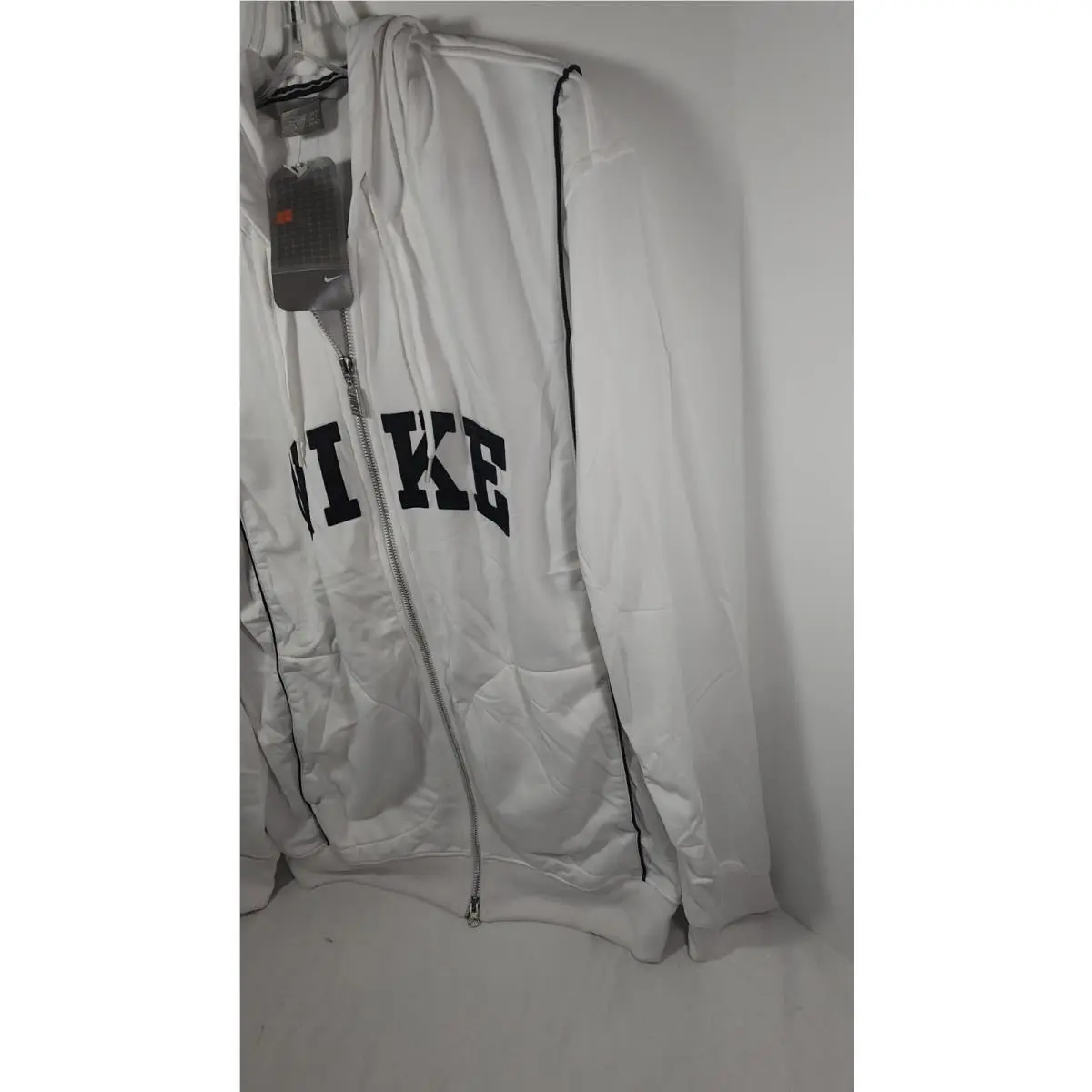 Nike clothing - White (UPC: 659658379381) 1