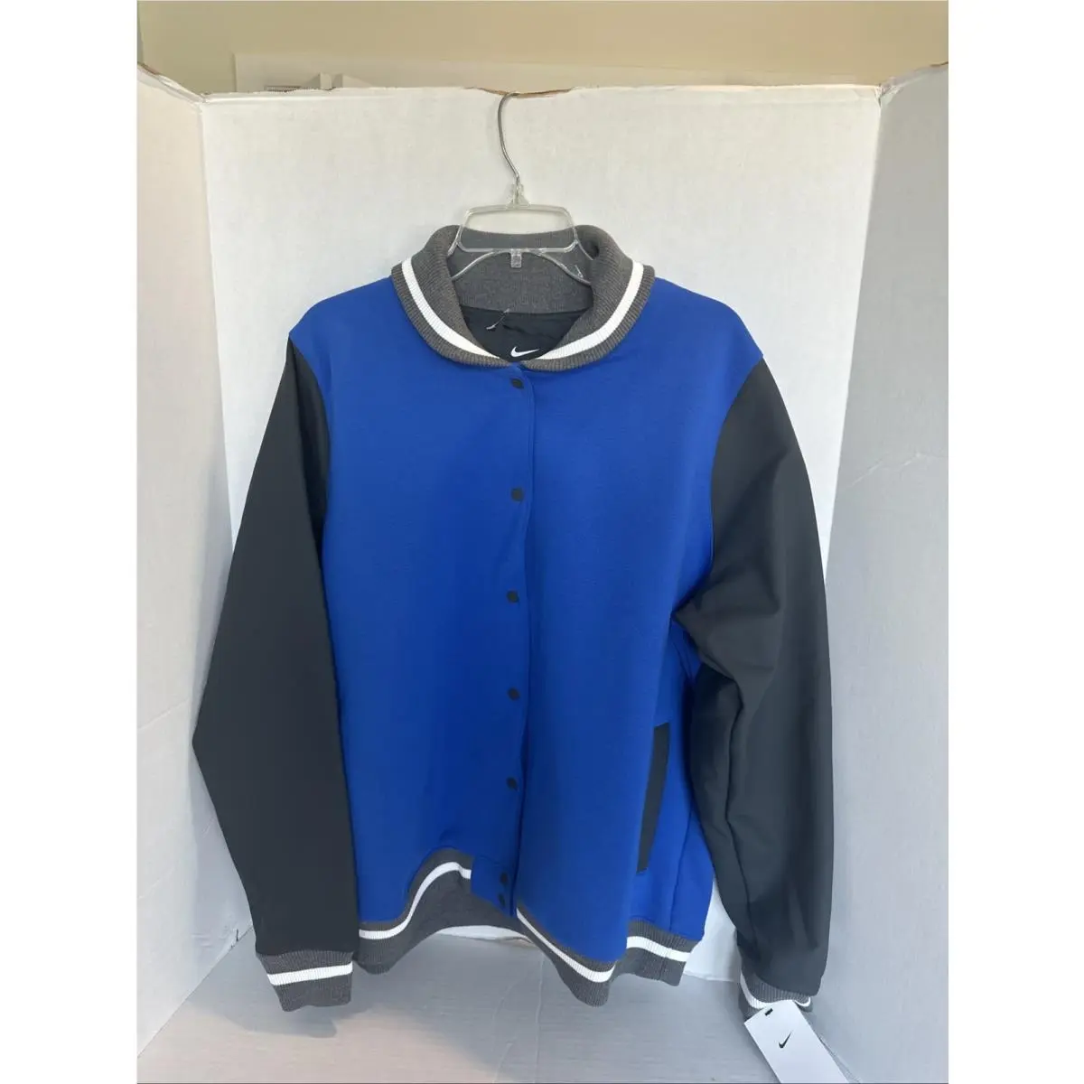 Nike clothing - Blue (UPC: 0195868446975) 0