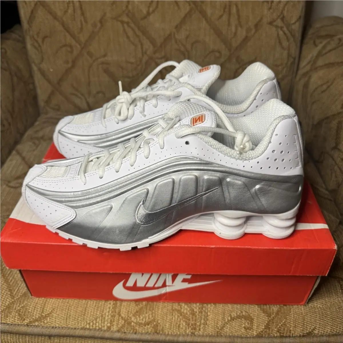 Nike Shox R4 Men`s Size 8.5 White Metallic Silver 2019 Running Shoes 104265-131