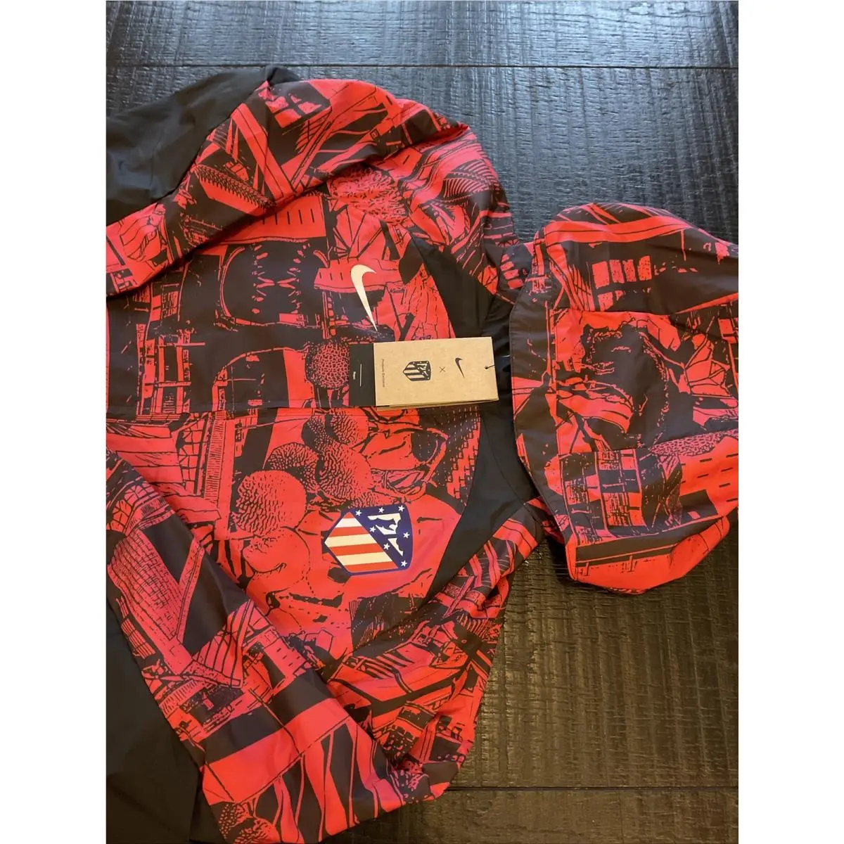 Nike clothing - Red (UPC: 0195867307055) 0