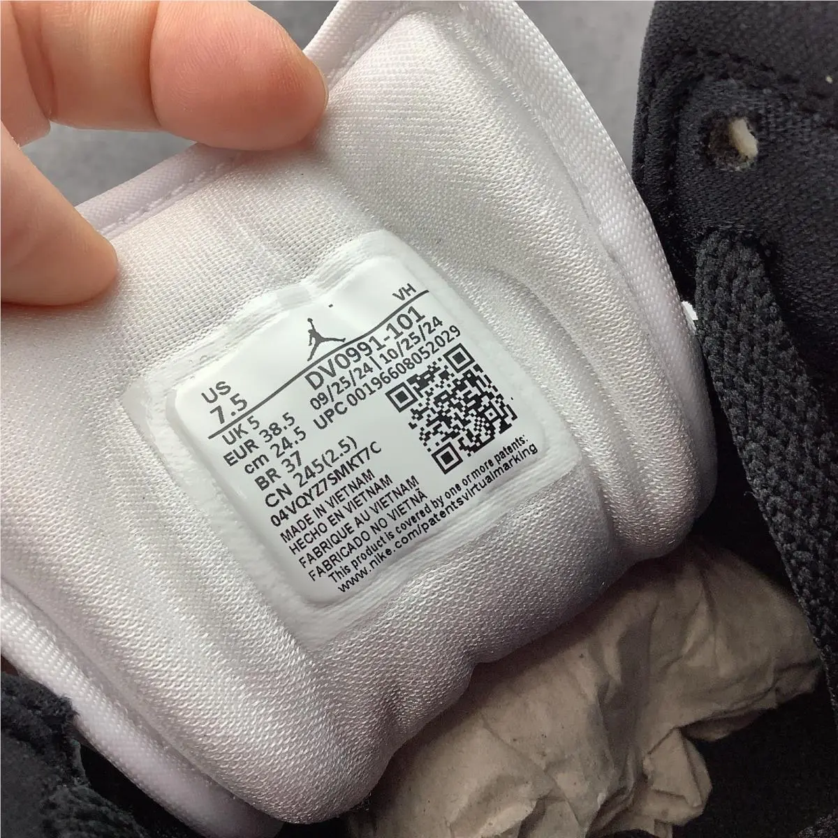 Nike shoes - Multicolor (UPC: 0196608052029) 4
