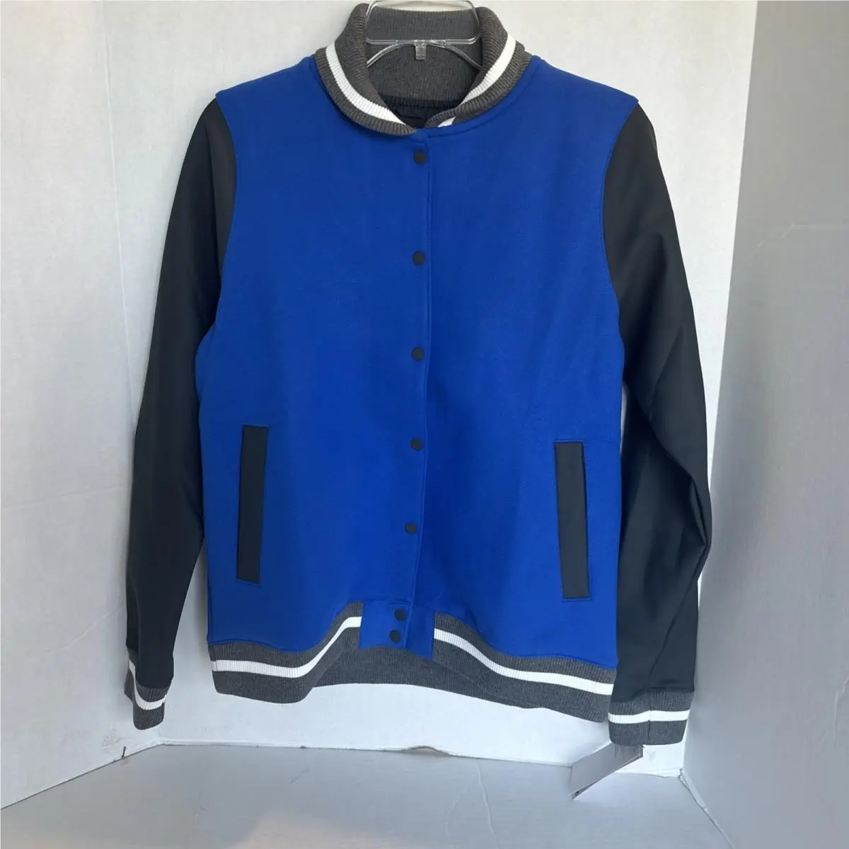 Nike clothing - Blue (UPC: 0195868446975) 0