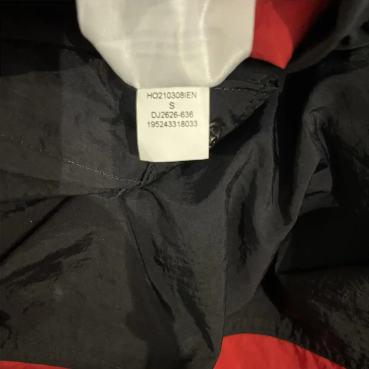 Nike clothing - Red (UPC: 0195243318033) 21