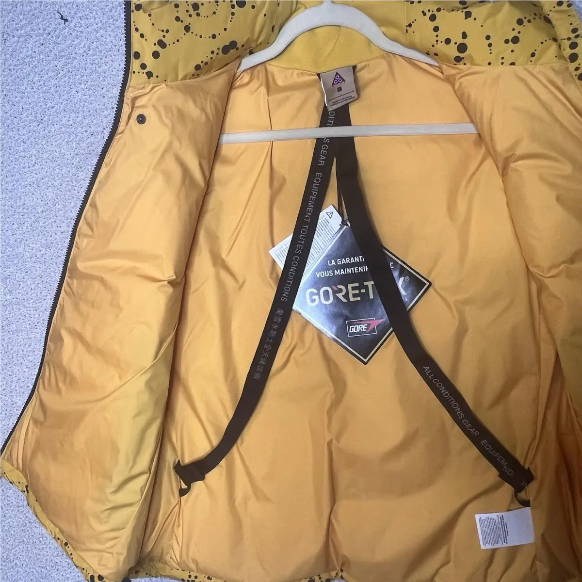 Nike clothing - AR 4542-010 - Yellow 8
