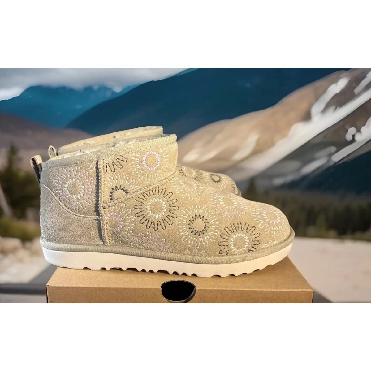 Ugg Kids Classic Ultra Mini Sun Stitch Size 6 Boots 1175211K Mustard Seed