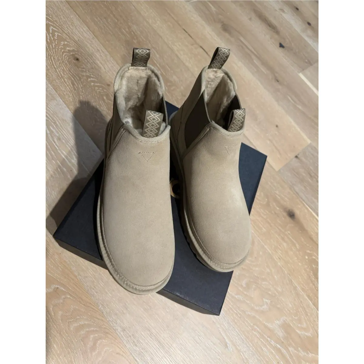 Ugg Men`s Neumel Chelsea Mustard Seed Suede Boots Size 8