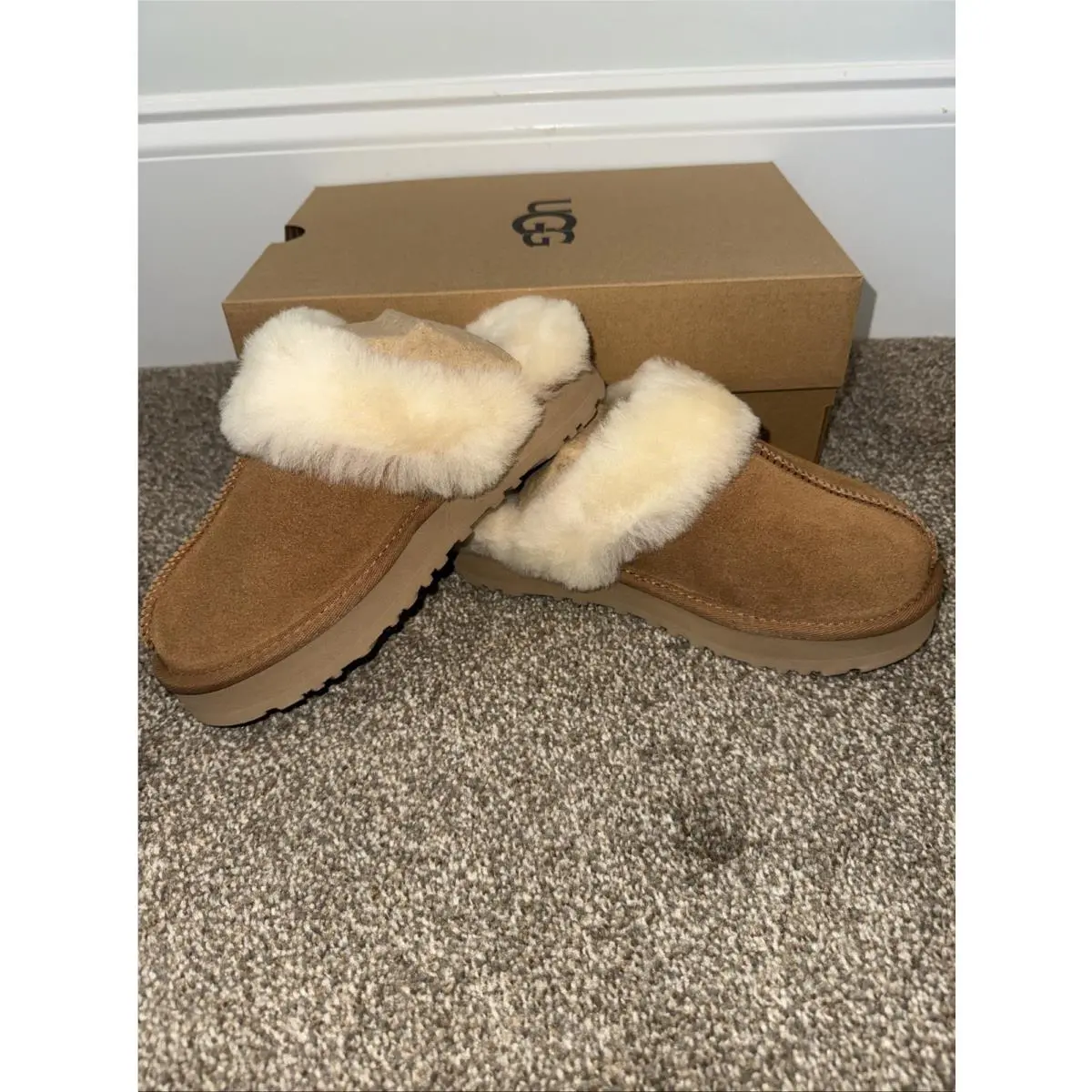 UGG shoes - Brown (UPC: 0198605300400) 0